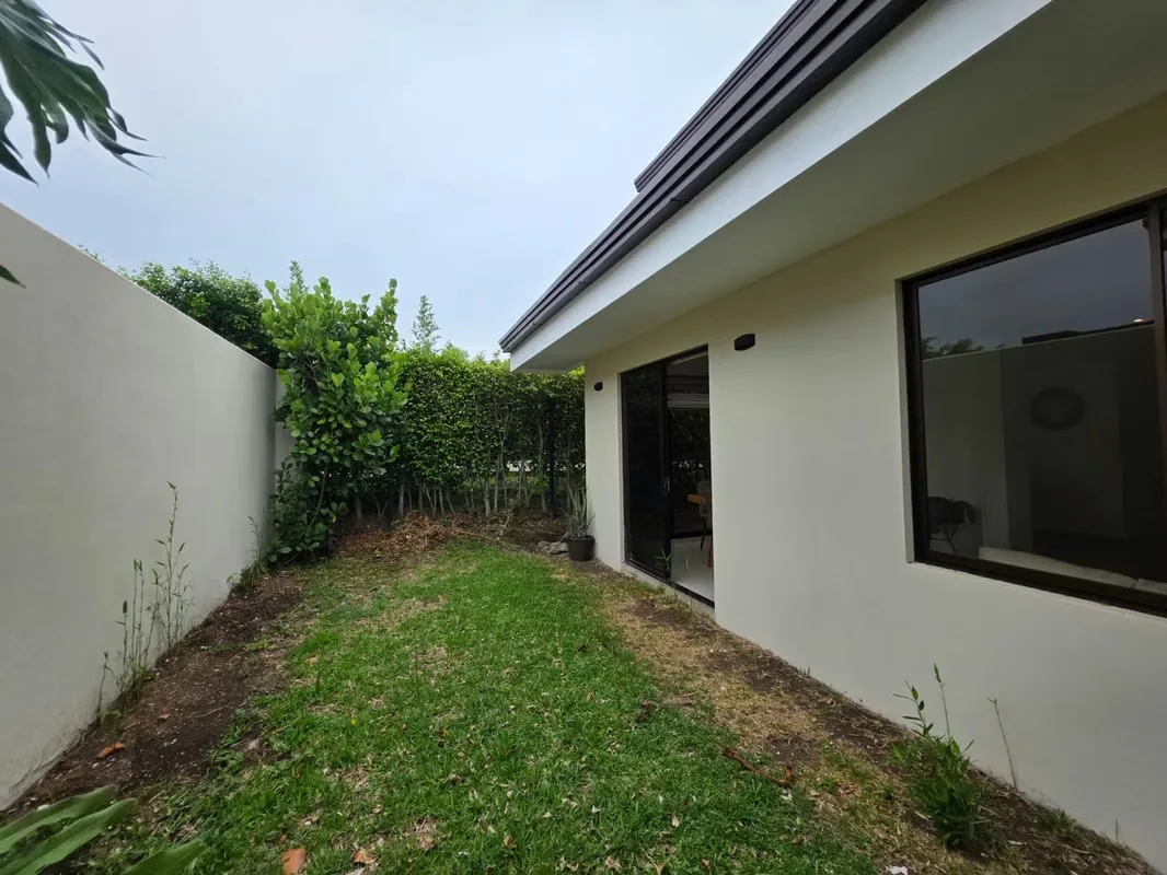 Descubre una exclusiva casa en condominio ubicada en la prestigiosa comunidad de Parques del Sol, en la zona de Brasil, San José, Santa Ana. Esta propiedad de estilo moderno ofrece una ..., photo 9
