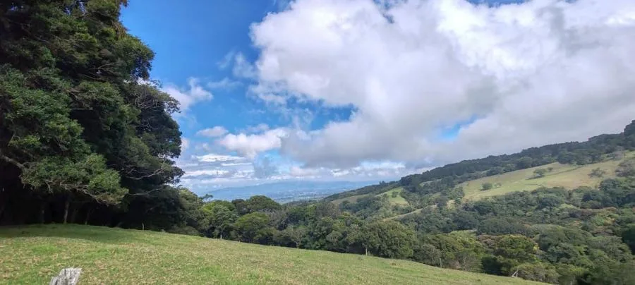 Venta de Amplio Lote en San José de la Montaña, Heredia. RAH 26-682  NR - Venta en Barva