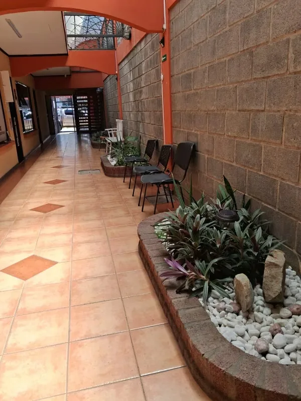 In front of the Bank of Costa Rica, private entrance, safe, excellent location. Enable with law 7,600