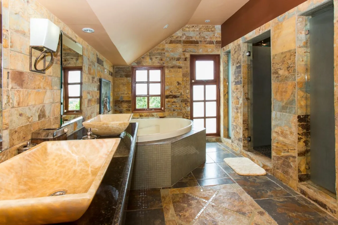 Luxurious “Tronadora”Lake Arenal Mansion for Sale with Picturesque Country Views and Lake Views, photo 12
