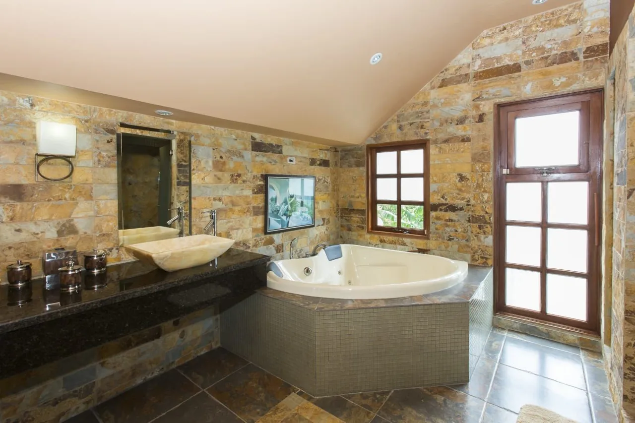 Luxurious “Tronadora”Lake Arenal Mansion for Sale with Picturesque Country Views and Lake Views, photo 14