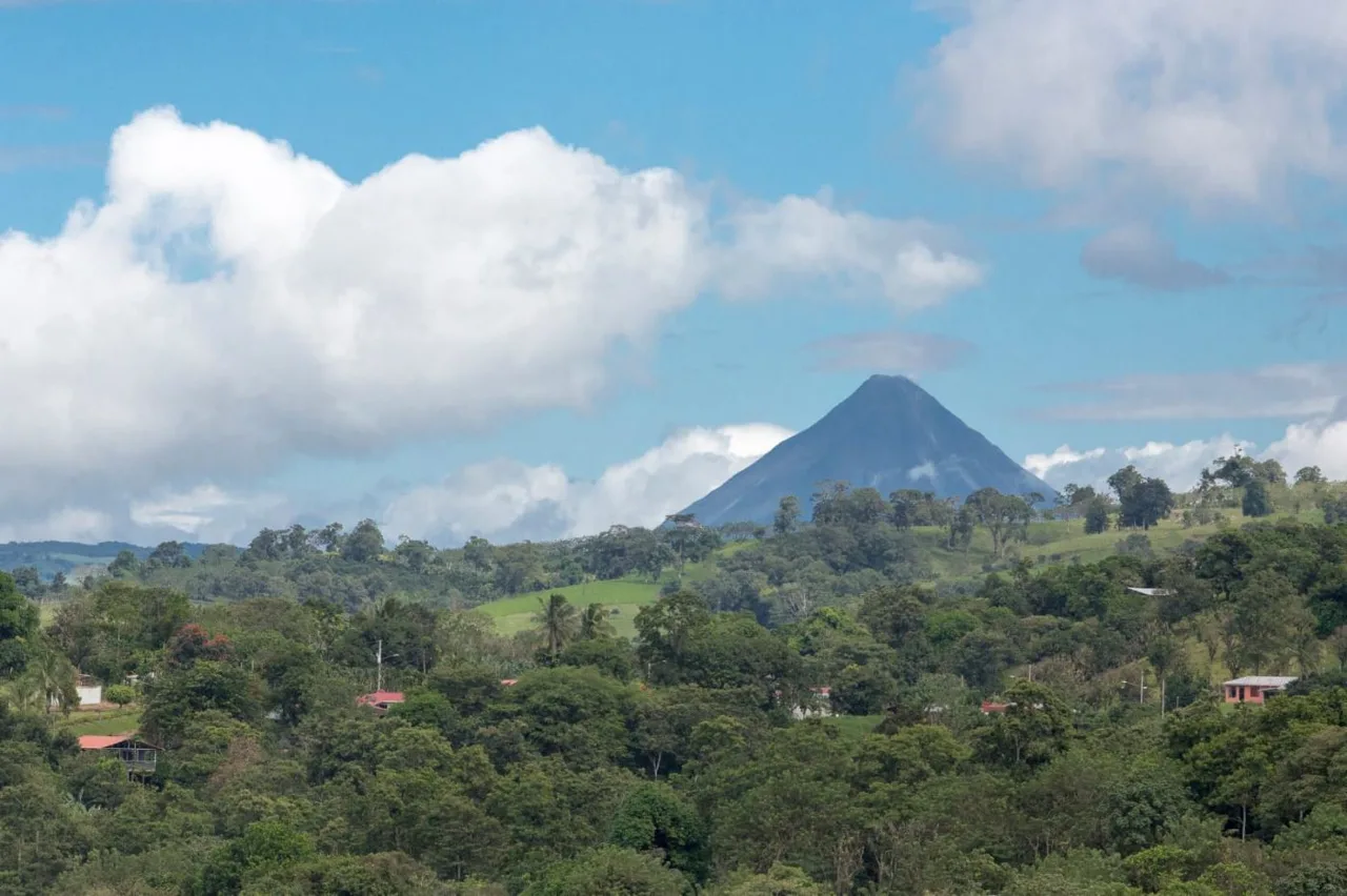 Luxurious “Tronadora”Lake Arenal Mansion for Sale with Picturesque Country Views and Lake Views, photo 15
