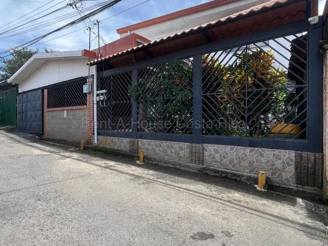 Venta de Casa + 4 Aptos Independientes en Barva-San Pedro. RAH 27-509 - Venta en Barva