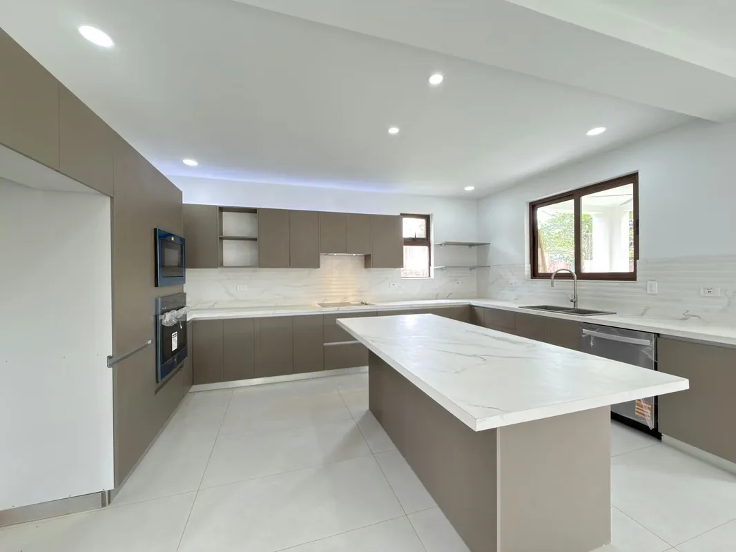 Discover an extraordinary property where contemporary design, spaciousness, and exclusivity come together in perfect harmony.