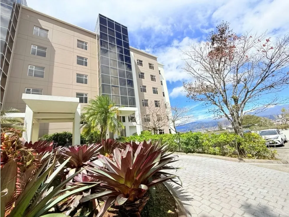 Viva con exclusividad, privacidad y tranquilidad en este hermoso apartamento en primer piso, ubicado en Condominio Alta Pietra, Bello Horizonte de Escazú. Cuenta con 110 m² totales y ...