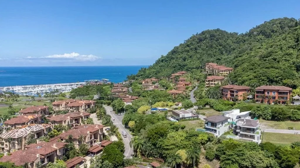 Discover a privileged lifestyle in one of Costa Rica’s most exclusive and sought-after Pacific destinations. This elegant residence in Montebello, Herradura, ..., photo 3