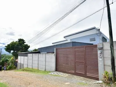 CASA EN UNA UBICACIÓN PRIVILEGIADA CON FÁCIL ACCESO AL CENTRO Y A TODOS LOS SERVICIOS.