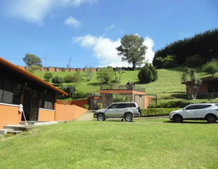 Propiedad amplia con uso de suelo mixto, ubicada en una de las zonas con mayor crecimiento y plusvalía de Carrizal Heredia. Ideal para desarrollo comercial, centro recreativo, ...