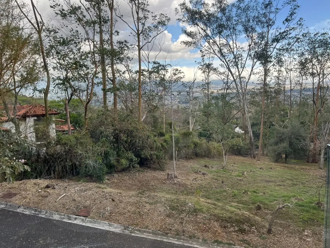 En Guachipelín, Escazú, dentro de un condominio exclusivo de pocas casas, rodeado de árboles y con excelente seguridad.