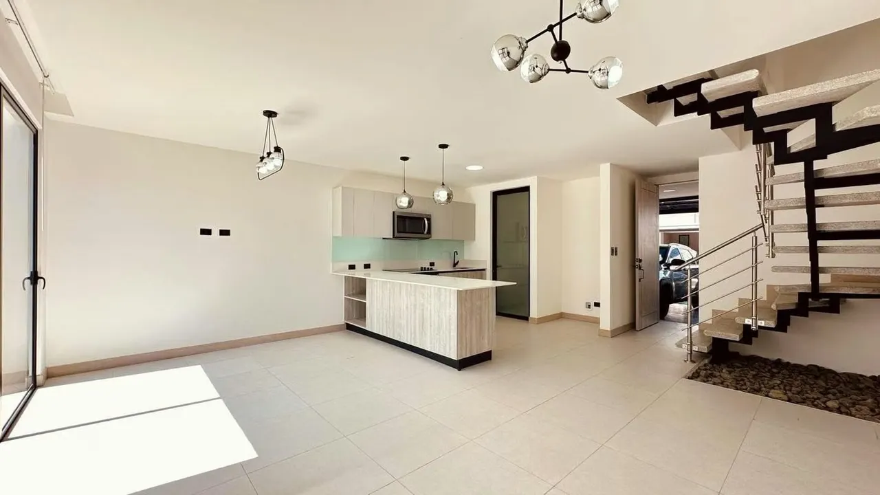 ALQUILER Casa Lindora Village + 3 AC (Santa Ana)