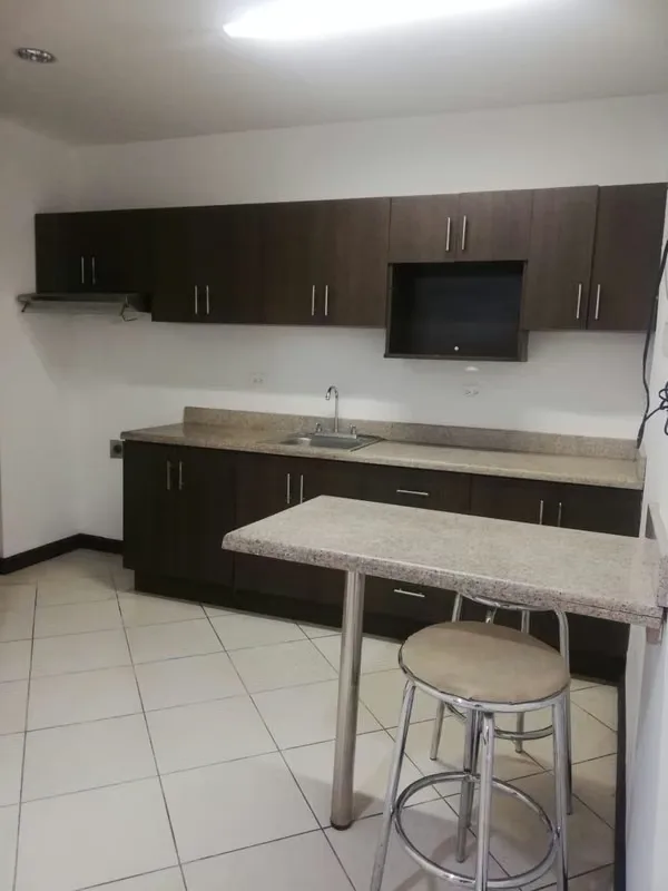 Casa en alquiler ubicada en la Urbanización Santa Isabel, Paso Real de Tres Ríos. Una excelente opción para quienes buscan vivir en una zona residencial con acceso controlado, ...