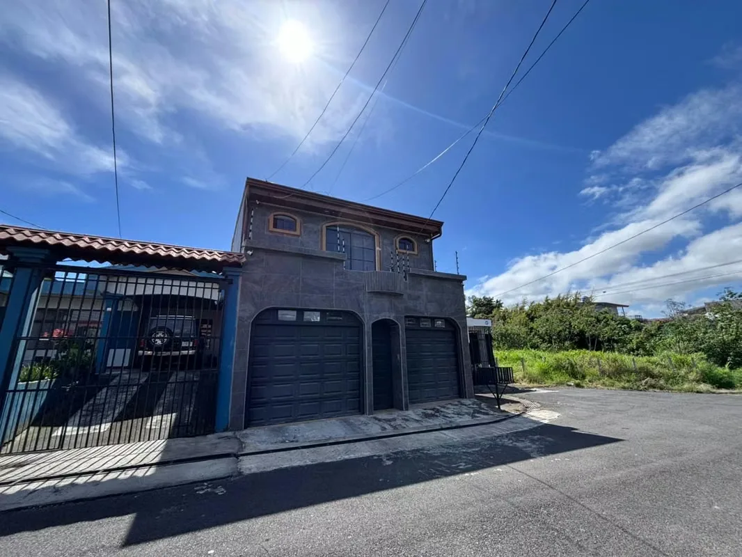 Amplia y elegante casa de dos niveles en San Antonio de Coronado, recientemente remodelada y diseñada para brindar comodidad, amplitud y funcionalidad para toda la familia.
