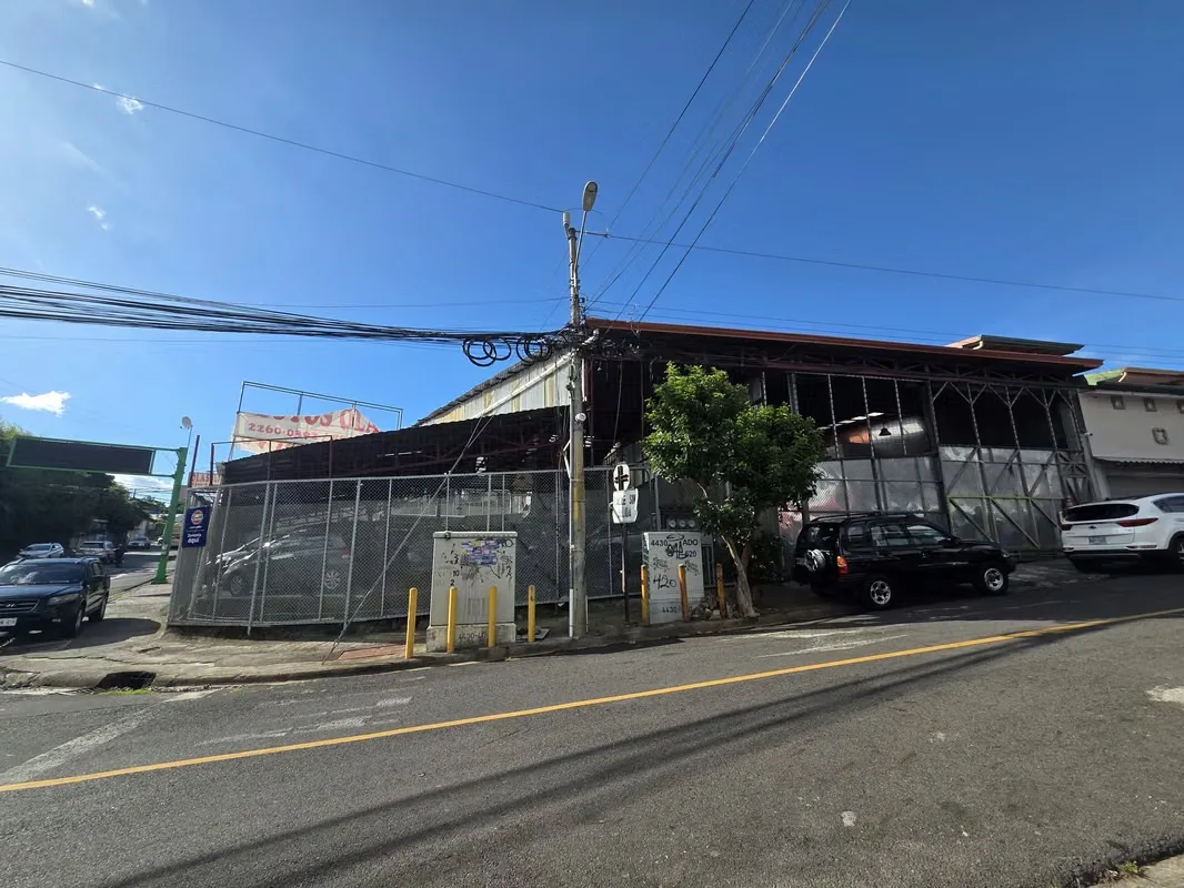 Se vende inmueble comercial con acceso a 3 vías, con excelente ubicación sobre calle principal en San Pablo, Heredia.