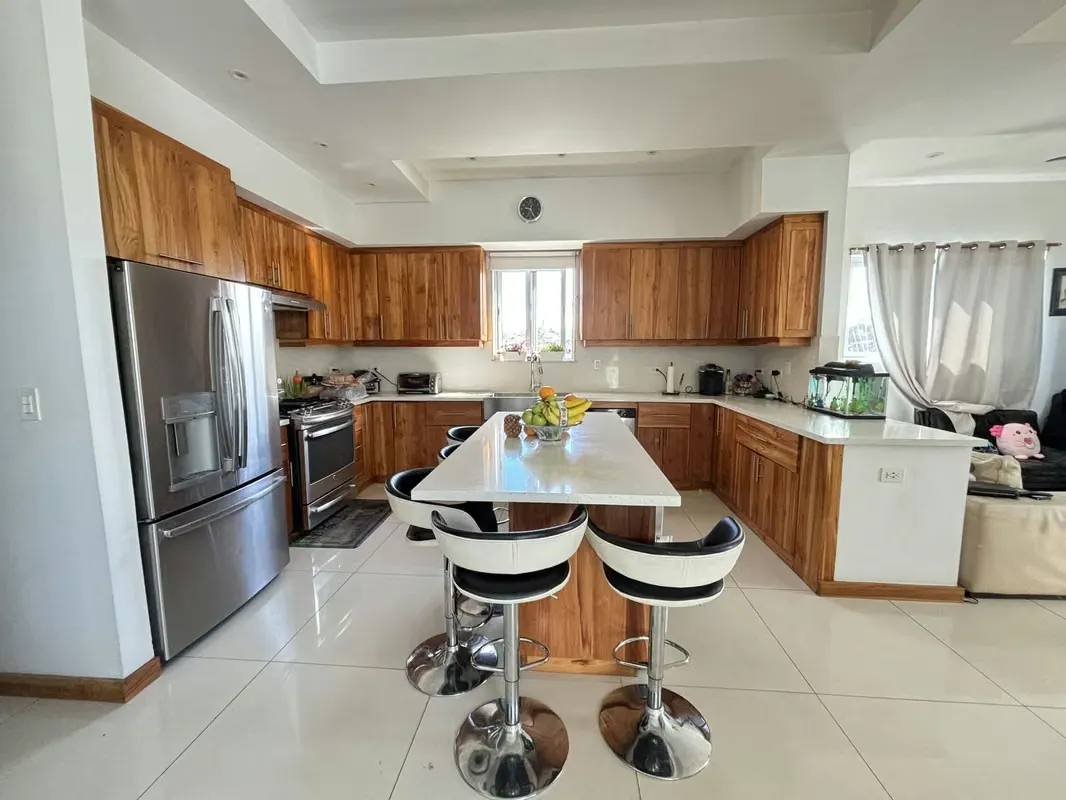 Vendo hermosa casa ubicada en Bello Horizonte de Escazú. La casa es independiente y con una construcción única, pero se encuentra ubicada en un residencial tipo condominio con ..., photo 2