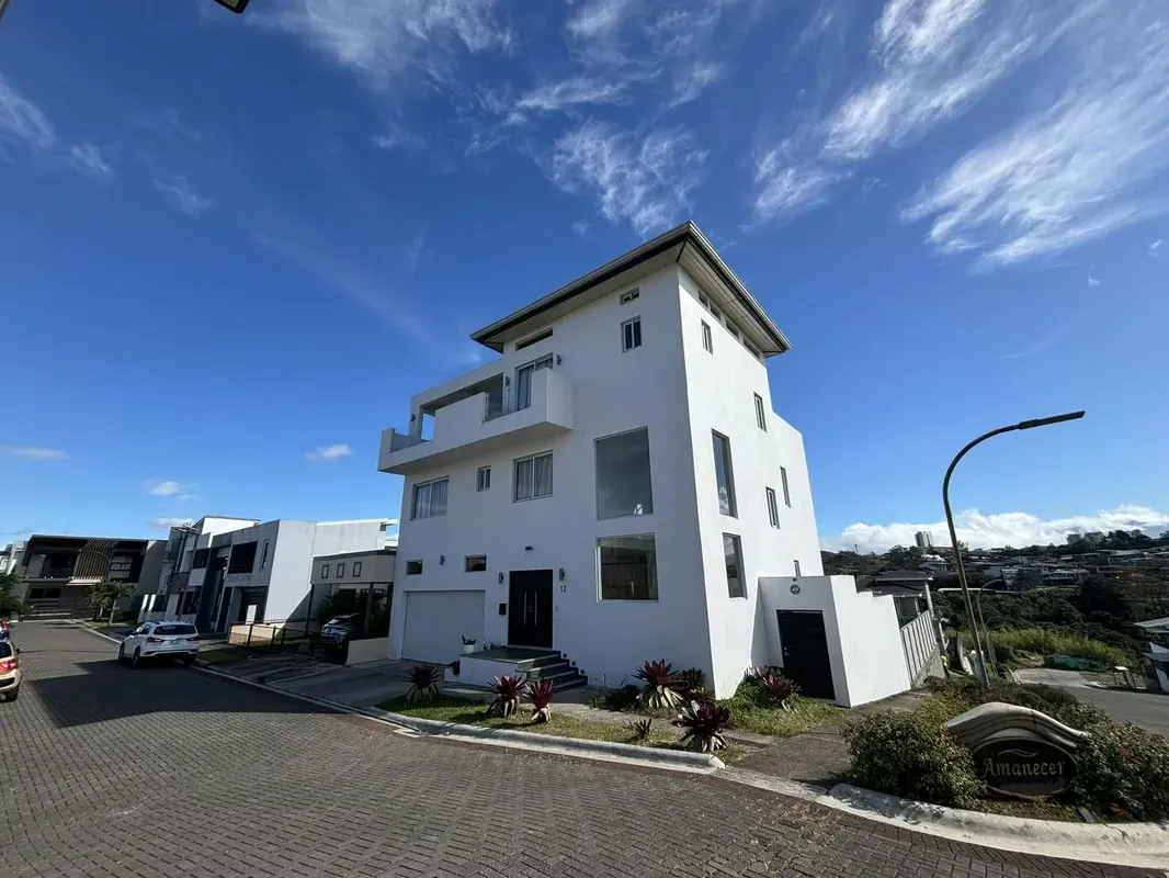 Vendo hermosa casa ubicada en Bello Horizonte de Escazú. La casa es independiente y con una construcción única, pero se encuentra ubicada en un residencial tipo condominio con ..., photo 3