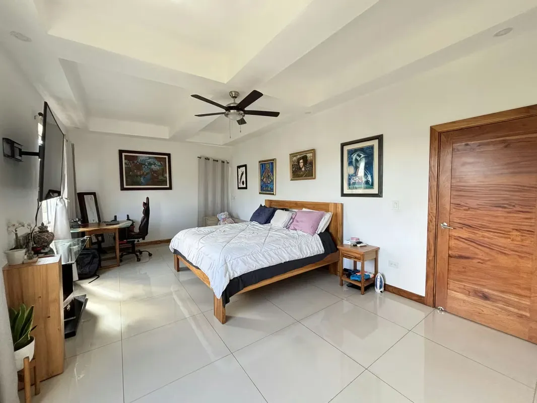 Vendo hermosa casa ubicada en Bello Horizonte de Escazú. La casa es independiente y con una construcción única, pero se encuentra ubicada en un residencial tipo condominio con ..., photo 4