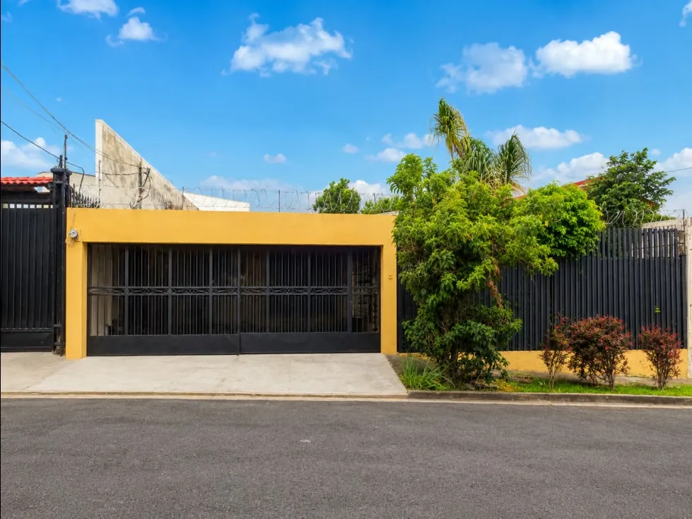 Una de las pocas casas de un solo nivel en 450 m² de terreno que aún quedan en Rohrmoser, con uso de suelo mixto para vivienda o actividades profesionales.