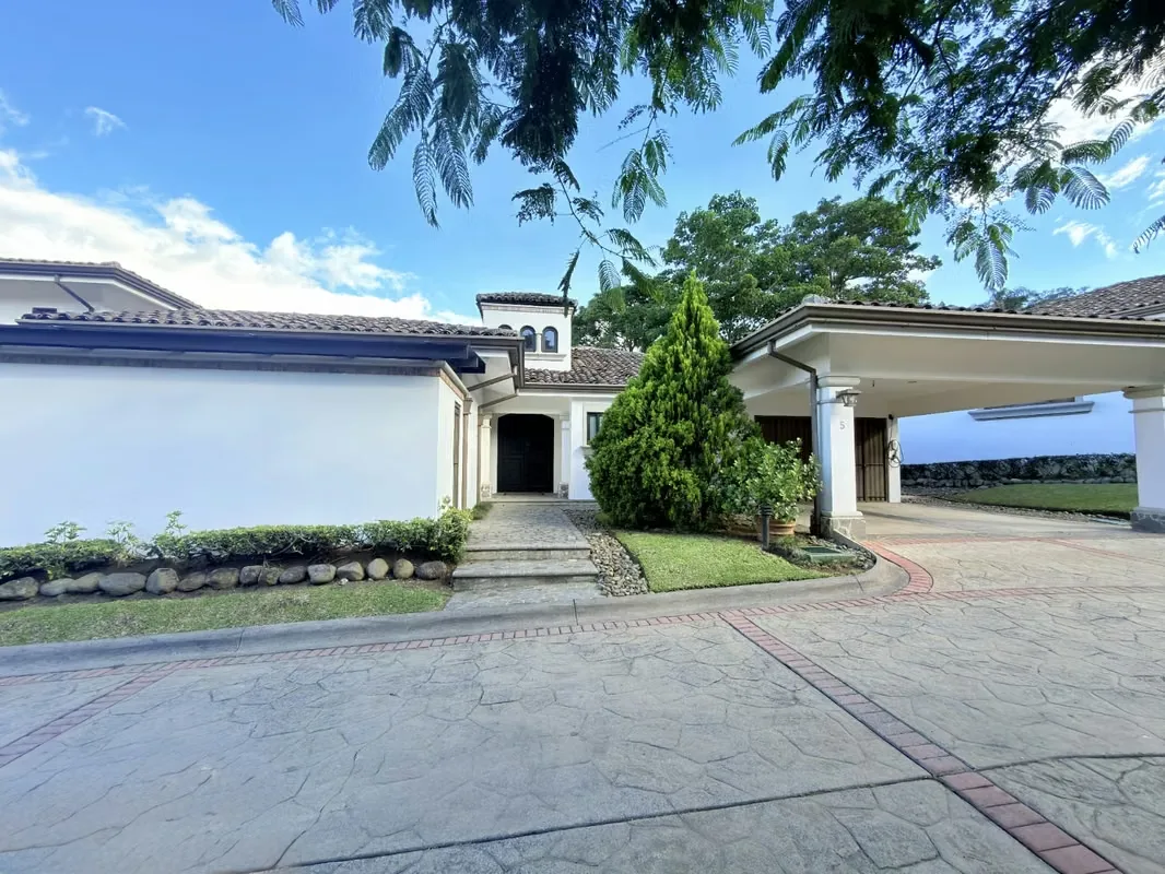 En Jaboncillos de Escazú, muy cerca del Country Club, se encuentra esta amplia y cómoda casa de 416 m² de construcción, completamente desarrollada en una sola planta, dentro de un ...