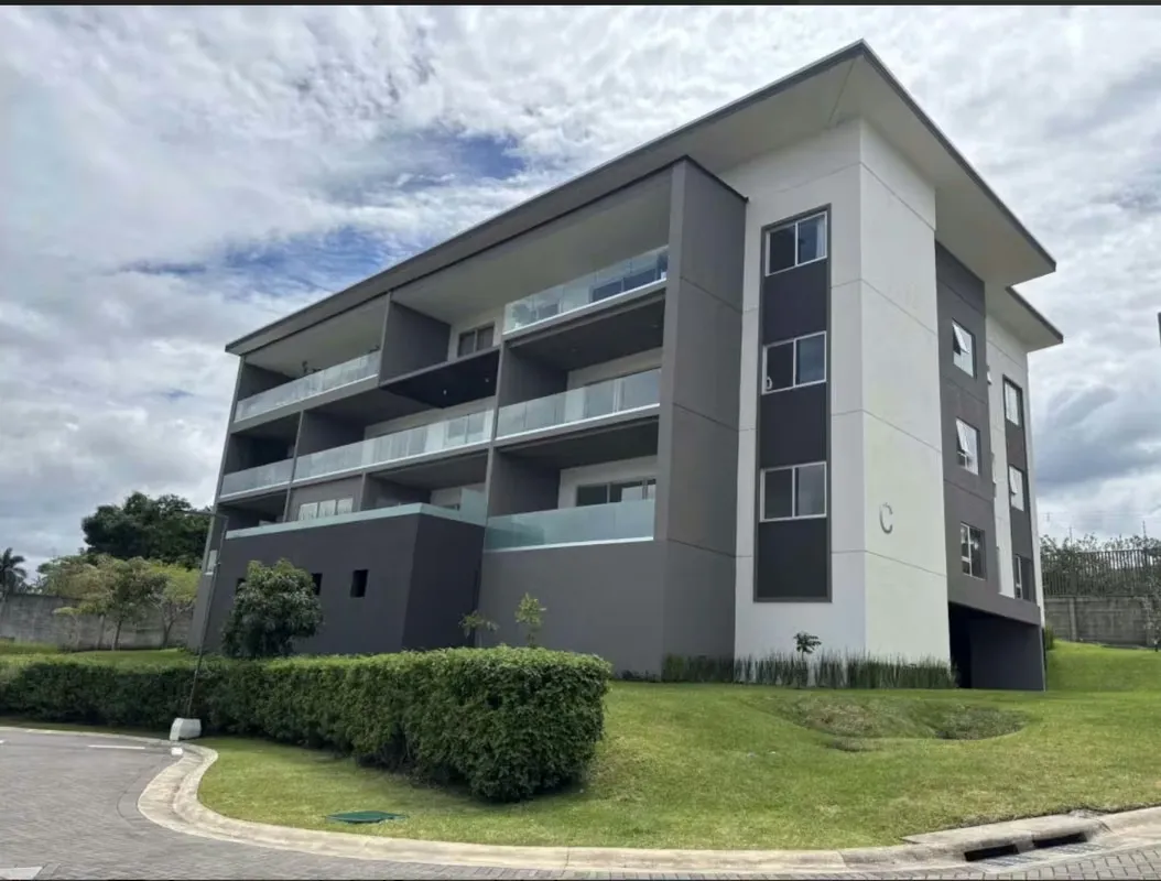 Estrene apartamento moderno con vista panorámica, de una planta en torre recién construida año 2025. En Condominio espacioso con áreas verdes en Guachipelin y con excelente ...