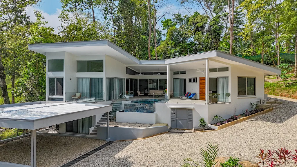 MOUNTAIN AND JUNGLE VIEW 4 BEDROOM HOUSE FOR SALE IN UVITA
