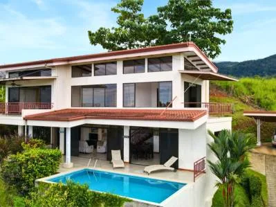 Casa de 3 dormitorios con vista al mar en venta