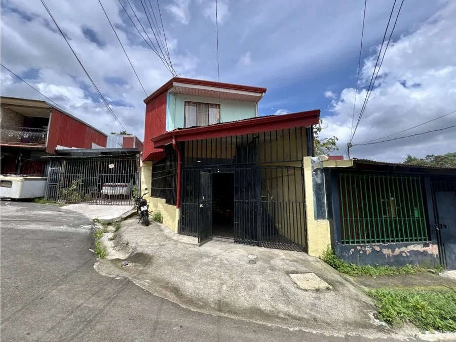Venta de casa mas 2 apartamentos en Alajuelita