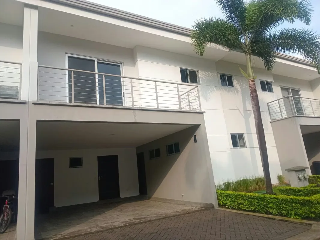 ¡Espectacular Town House en alquiler en el exclusivo Condominio Vistas de Escazú, ubicado en Jaboncillos! Propiedad nueva (1 año de construida) con acabados de lujo, tecnología ...