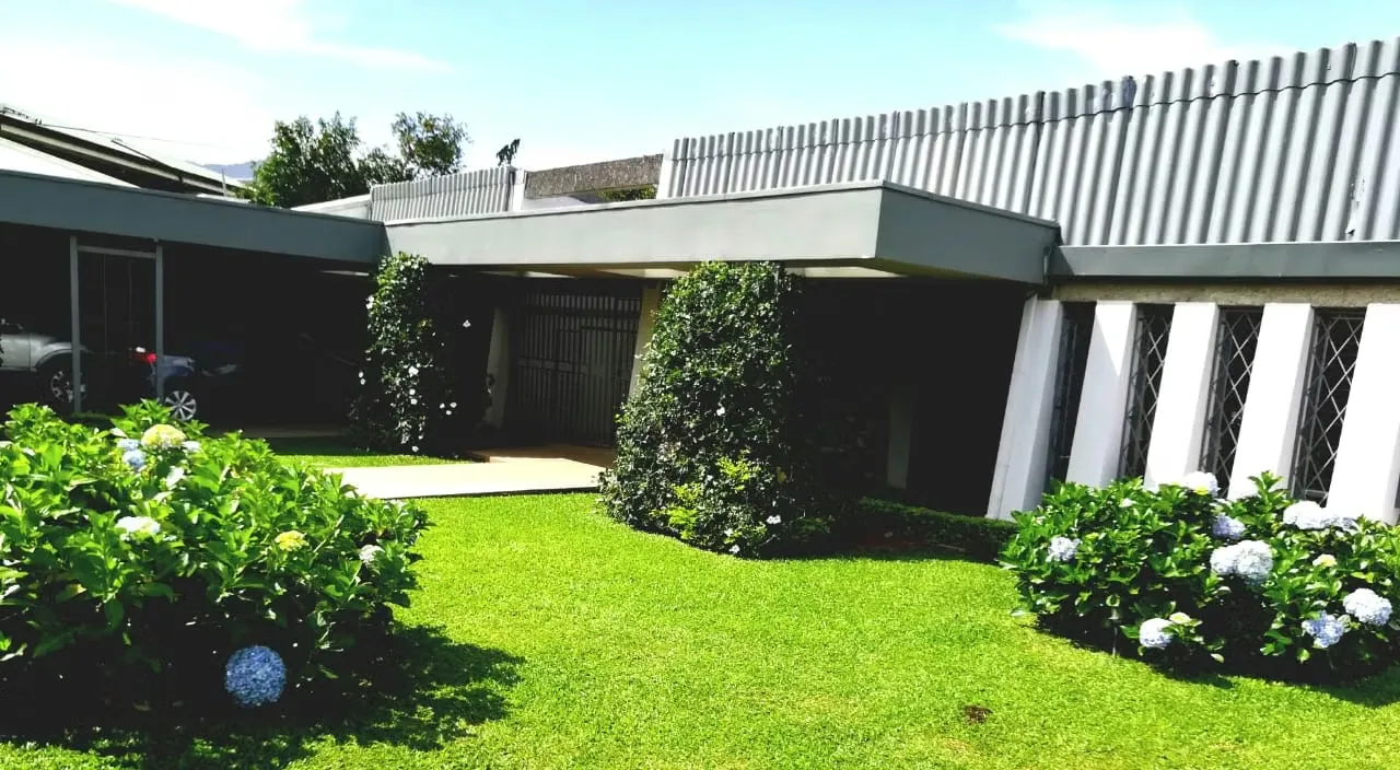 Venta de hermosa y amplia casa ubicada en Pinares. La propiedad tiene un lote de 1240 m2 y una construcción de 750 m2, toda ubicada en un solo nivel. Al ingresar nos encontramos un ...