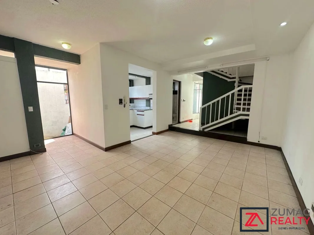 Hermosa casa de 3 niveles ubicada en una excelente zona de Sabana Sur, en un residencial exclusivo de únicamente 5 unidades, que ofrece tranquilidad, privacidad y una excelente ...