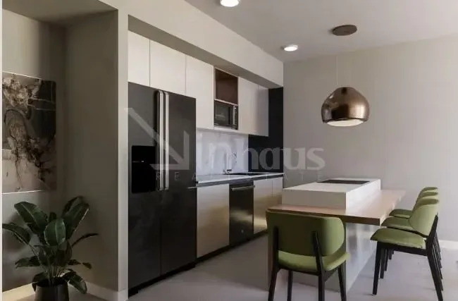 Cuenta con 2 habitaciones, la principal con baño y walk-in closet, 2 baños, sala, comedor, cocina, área de lavandería, balcones en el ...