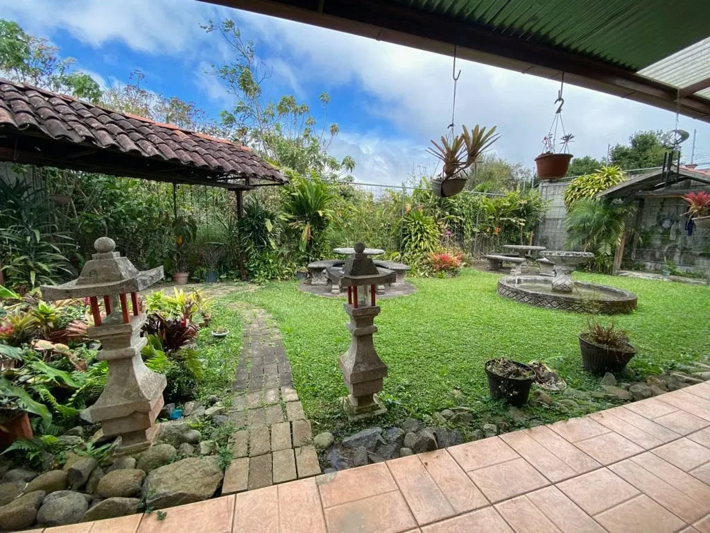 Esta hermosa y cómoda casa se ubica en San Luis de Santo Domingo de Heredia, zona muy tranquila con un excelente clima.