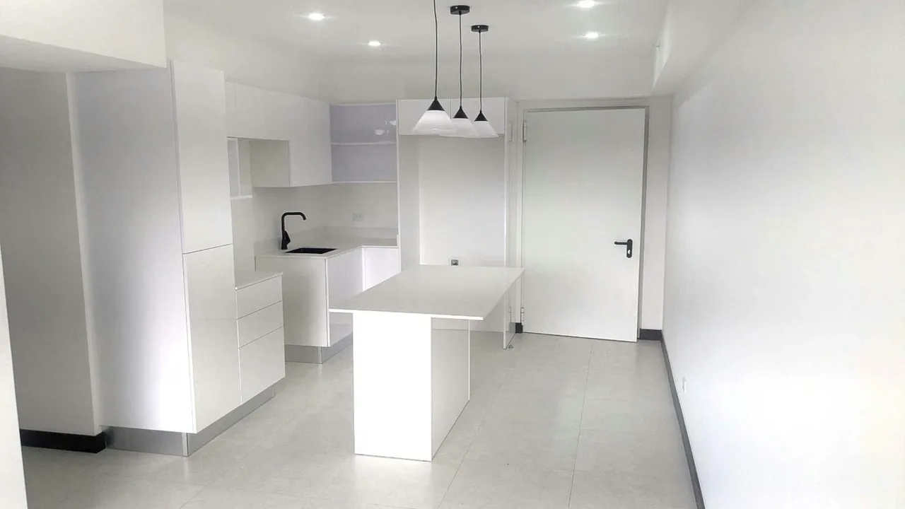Disfrute de un moderno y elegante apartamento ubicado en Ruta 1, uno de los condominios más exclusivos de la zona, con acceso ...