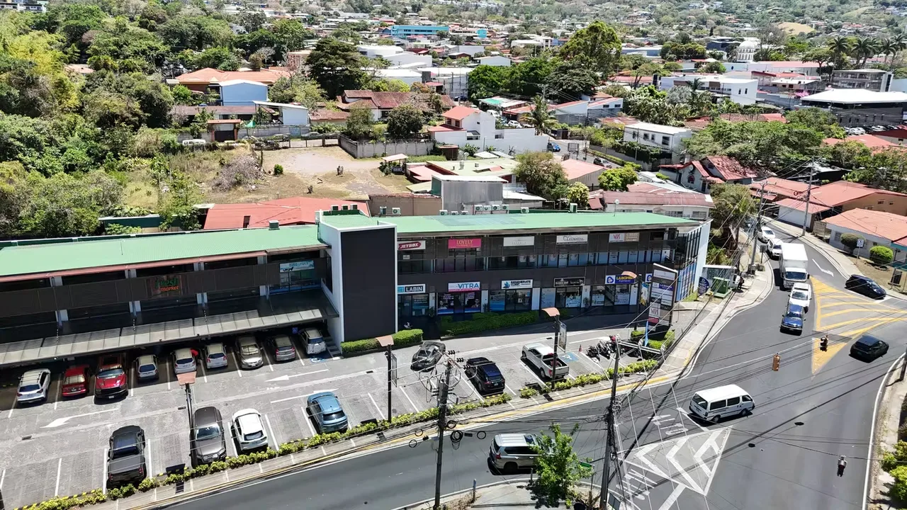 LOCAL COMERCIAL EN ALQUILER – Plaza Montescazú