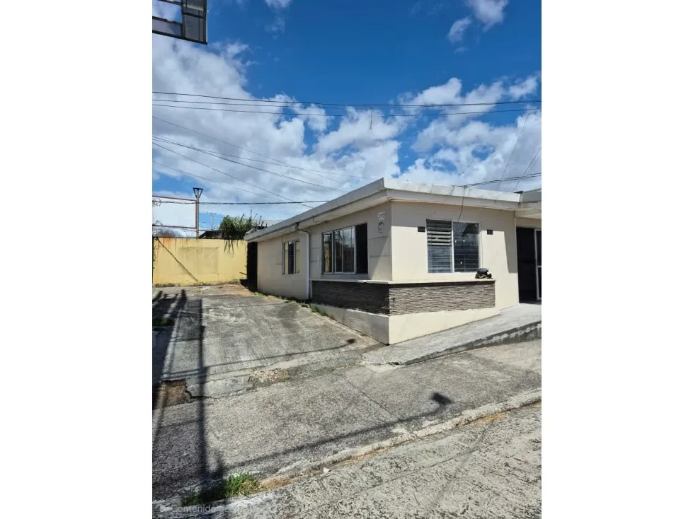 Amplios espacios, 7 parqueos , patio excelente distribución, 2 baños, cocina