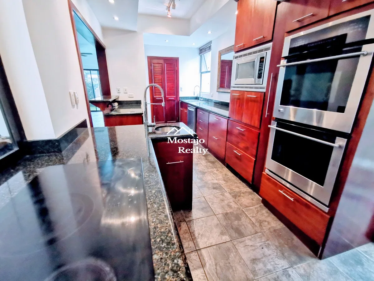 Alquiler de Casa 3 niveles en Condominio, Lindora, Santa Ana