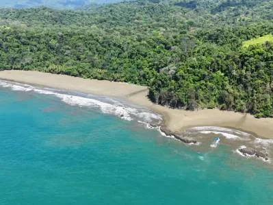 Raro lote frente al mar en ubicación privada en Ballena Beach