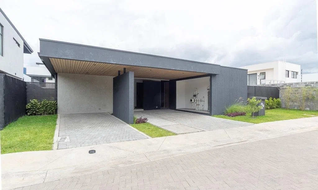 Casa de un piso moderna en venta en Santa Ana Lindora