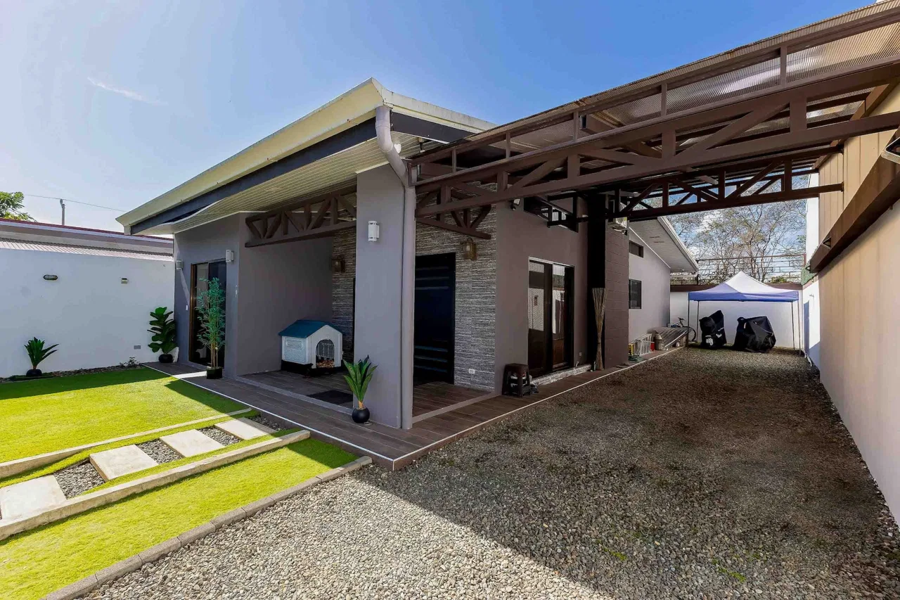 PROPERTY IN GATED COMMUNITY WITH TWO BEDROOMS, NEAR TO QUEPOS CENTER – 0.063 ACRES