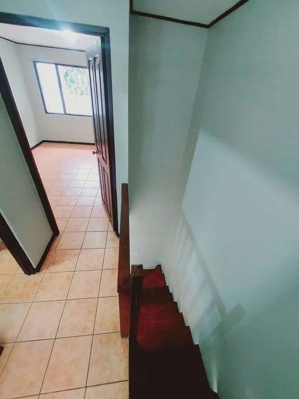 Le presentamos este acogedor apartamento de dos niveles ubicado en San Juan de Tibás, cerca del ICE, con fácil ..., photo 12