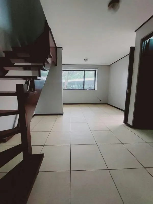 Le presentamos este acogedor apartamento de dos niveles ubicado en San Juan de Tibás, cerca del ICE, con fácil ..., photo 3