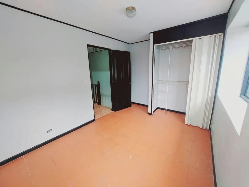 Le presentamos este acogedor apartamento de dos niveles ubicado en San Juan de Tibás, cerca del ICE, con fácil ..., photo 7