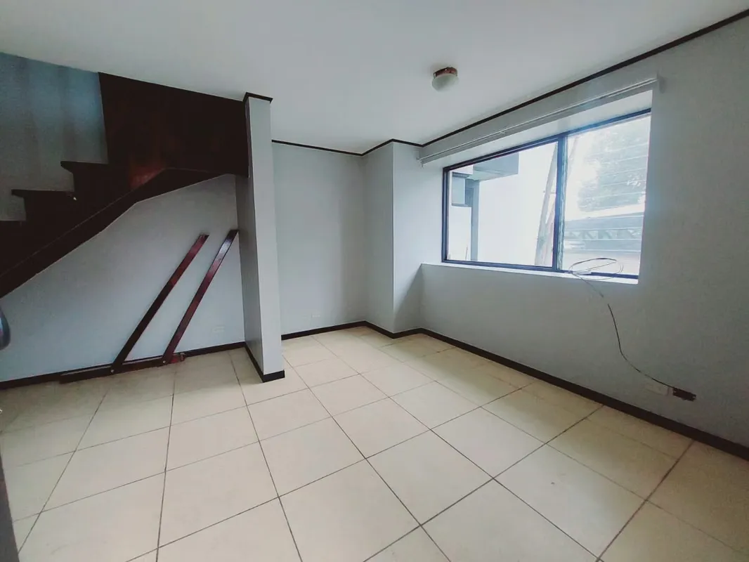 Le presentamos este acogedor apartamento de dos niveles ubicado en San Juan de Tibás, cerca del ICE, con fácil ..., photo 9