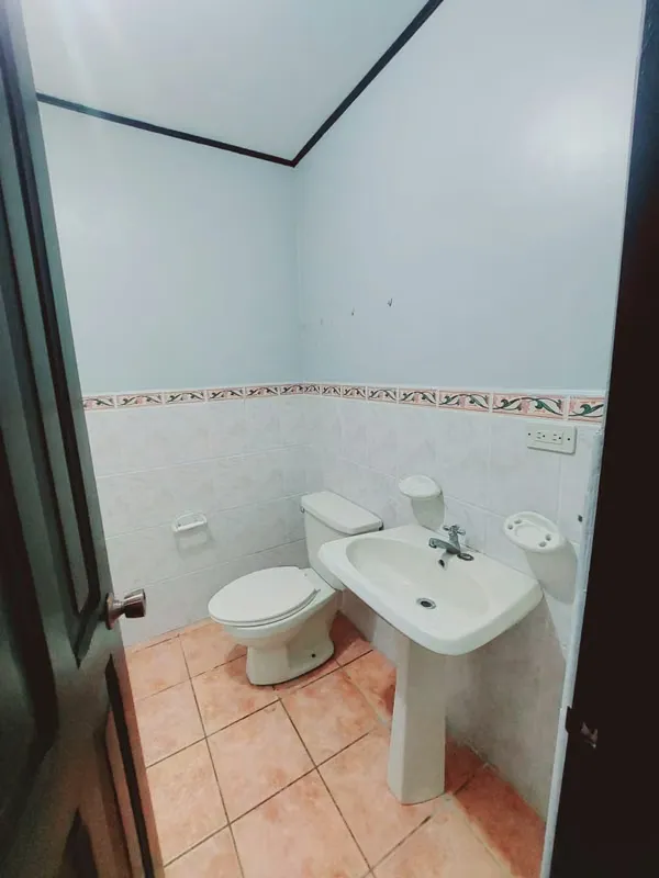Le presentamos este acogedor apartamento de dos niveles ubicado en San Juan de Tibás, cerca del ICE, con fácil ..., photo 10