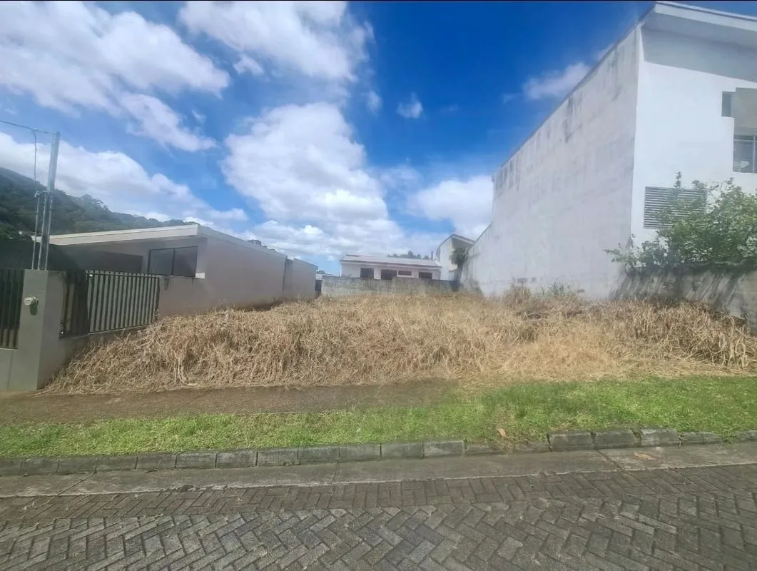 Ubicado en Lomas de Ayarco, en un residencial muy bonito y seguro.
