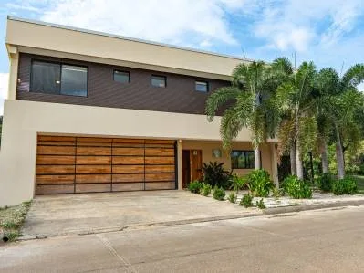 Casa Nora: Amplia Residencia de 6 Habitaciones en el Corazón de Tamarindo
