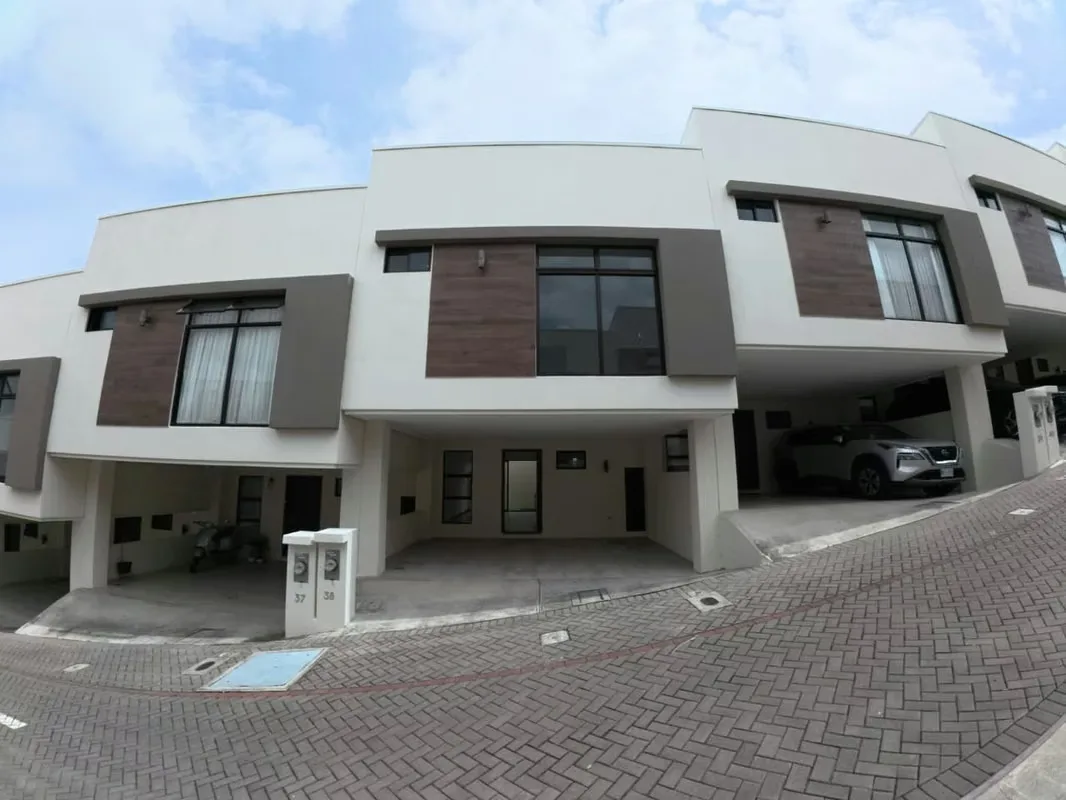 **¡CASA EN VENTA EN CONDOMINIO MORAVIA URBANO!**