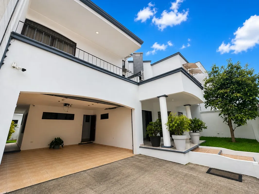Piscina privada, habitación en primer nivel y una ubicación privilegiada en Guayabos
