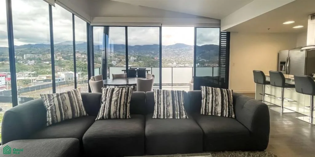 Espectacular Apt. Esquinero Amueblado en el Último Piso en Escazú Village