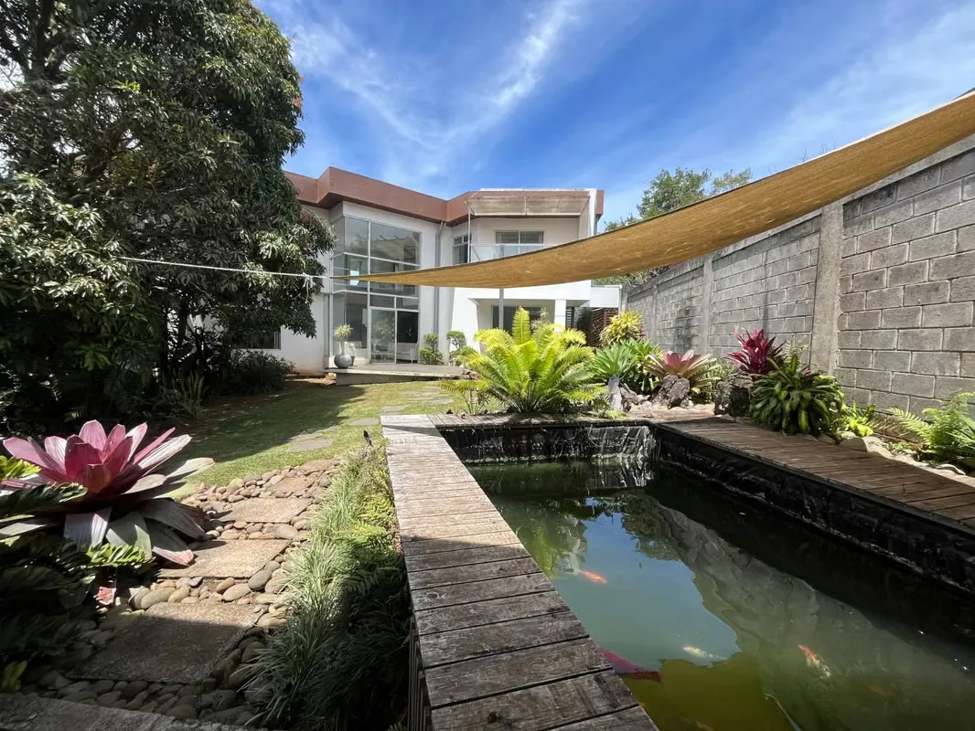 House for sale in Ángeles de San Rafael Heredia, elegant house and large green areas with BBQ ranch