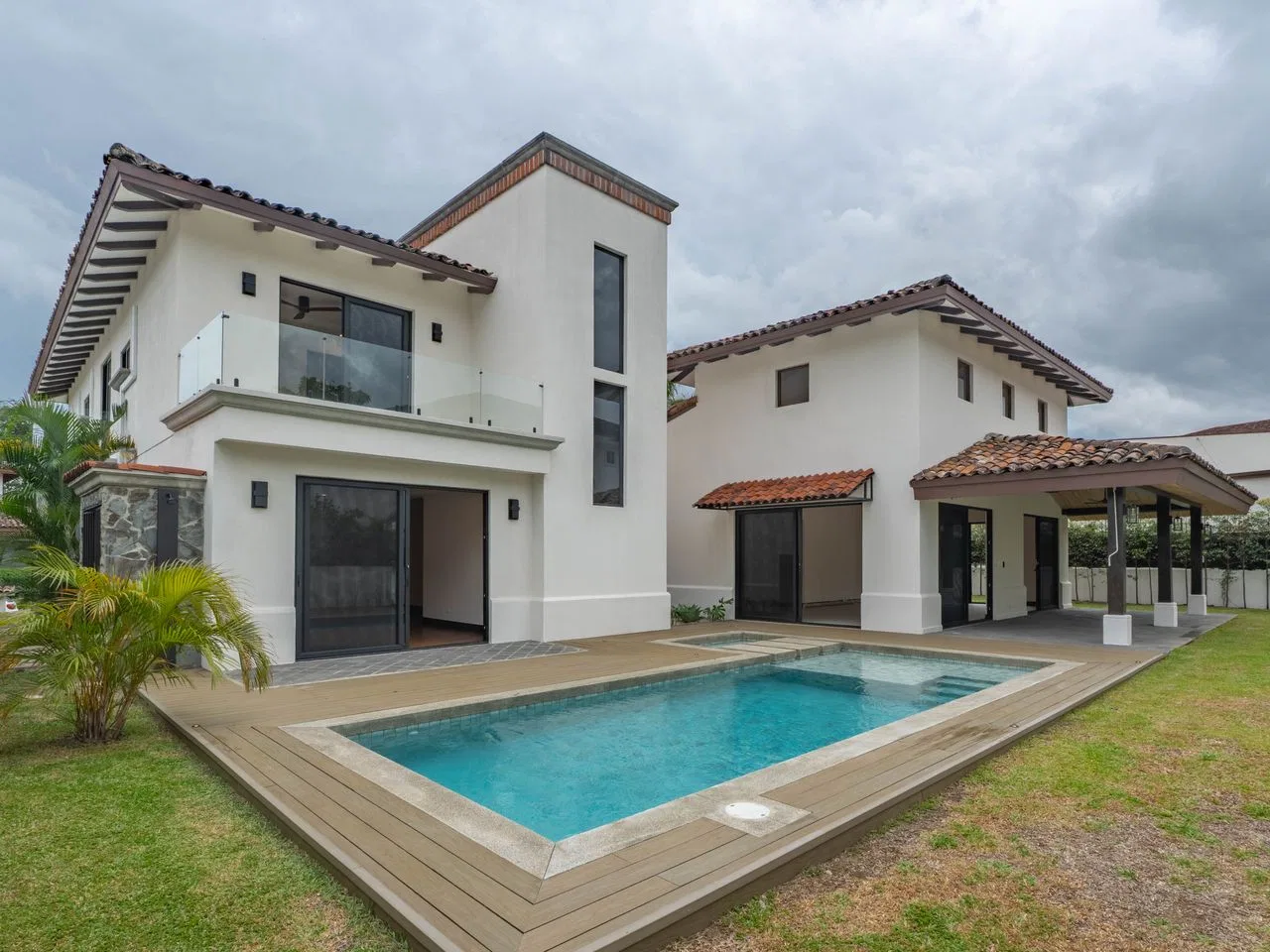 VENTA Y ALQUILER DE EXCLUSIVA CASA CON PISCINA PRIVADA EN HACIENDA DEL SOL